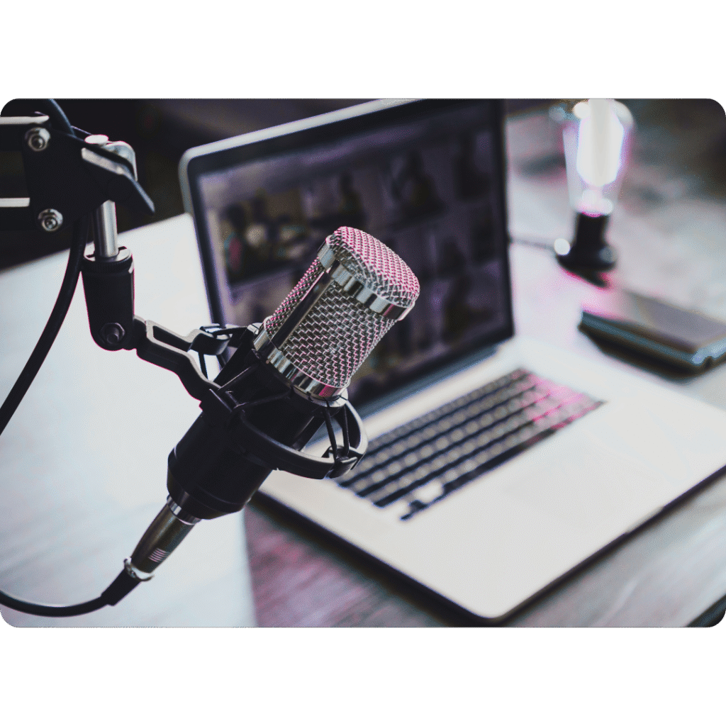 Podcast Mikro und Laptop im Hintergrund: Podcast Daten-API